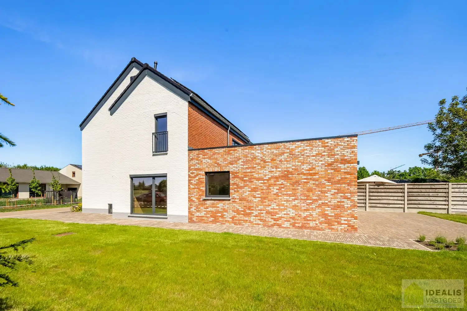 IDEALIS VASTGOED – Schitterend volledig vernieuwde woning (+- 220m²) met een heerlijke open leefruimte, 3 ruime slaapkamers, luxueuze badkamer, ruime wasplaats op een fijn zuid georiënteerd perceel! Dit heerlijke huis bevindt zich op een knap perceel van 8a 69ca in een heerlijk rustige en groene omgeving! - EEN MUST VISIT! - foto 27