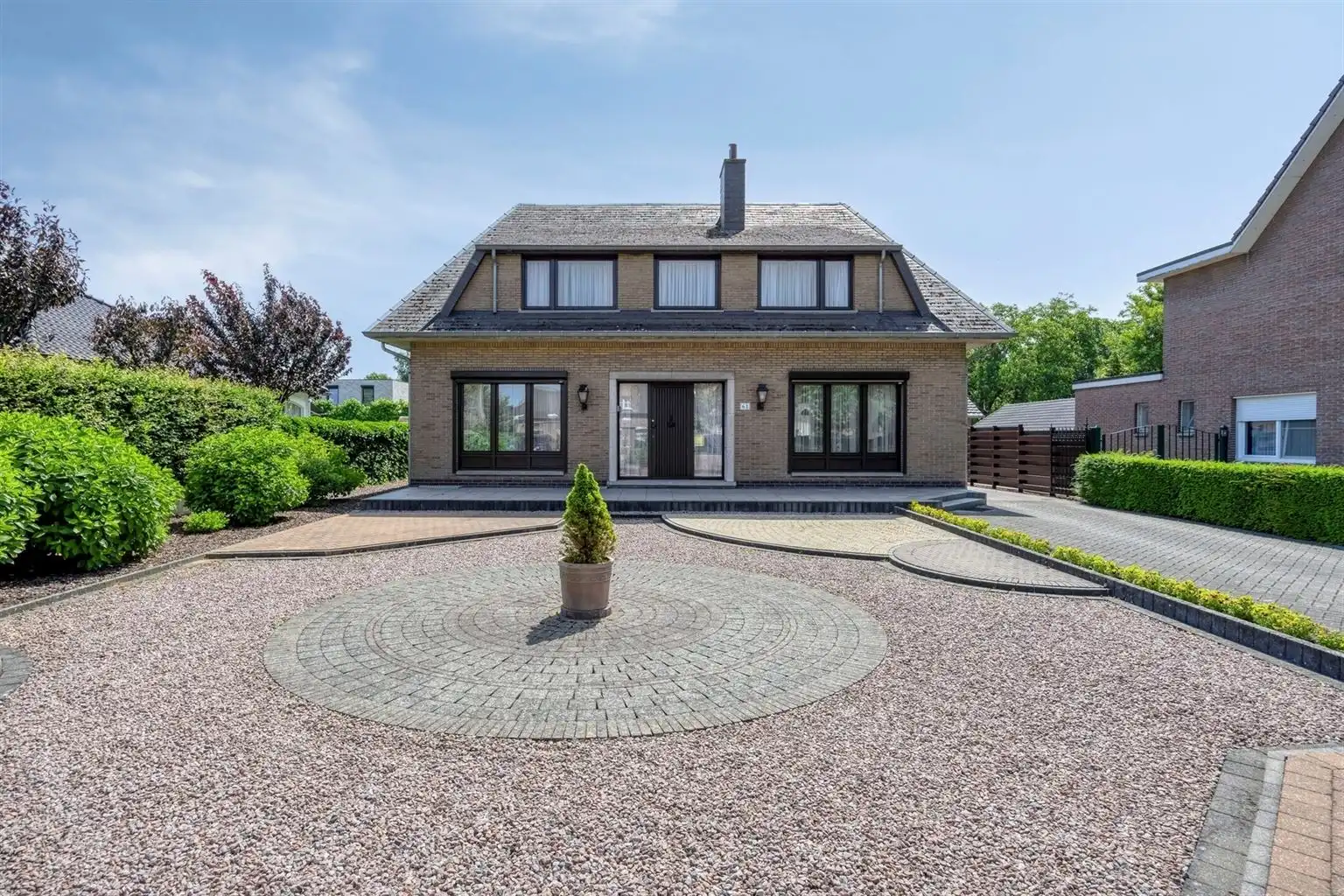 Vrijstaande woning met 4 slaapkamers, ruime tuin en garage op een riant perceel van 9a99ca, rustig gelegen nabij het centrum van Maaseik.  foto 2