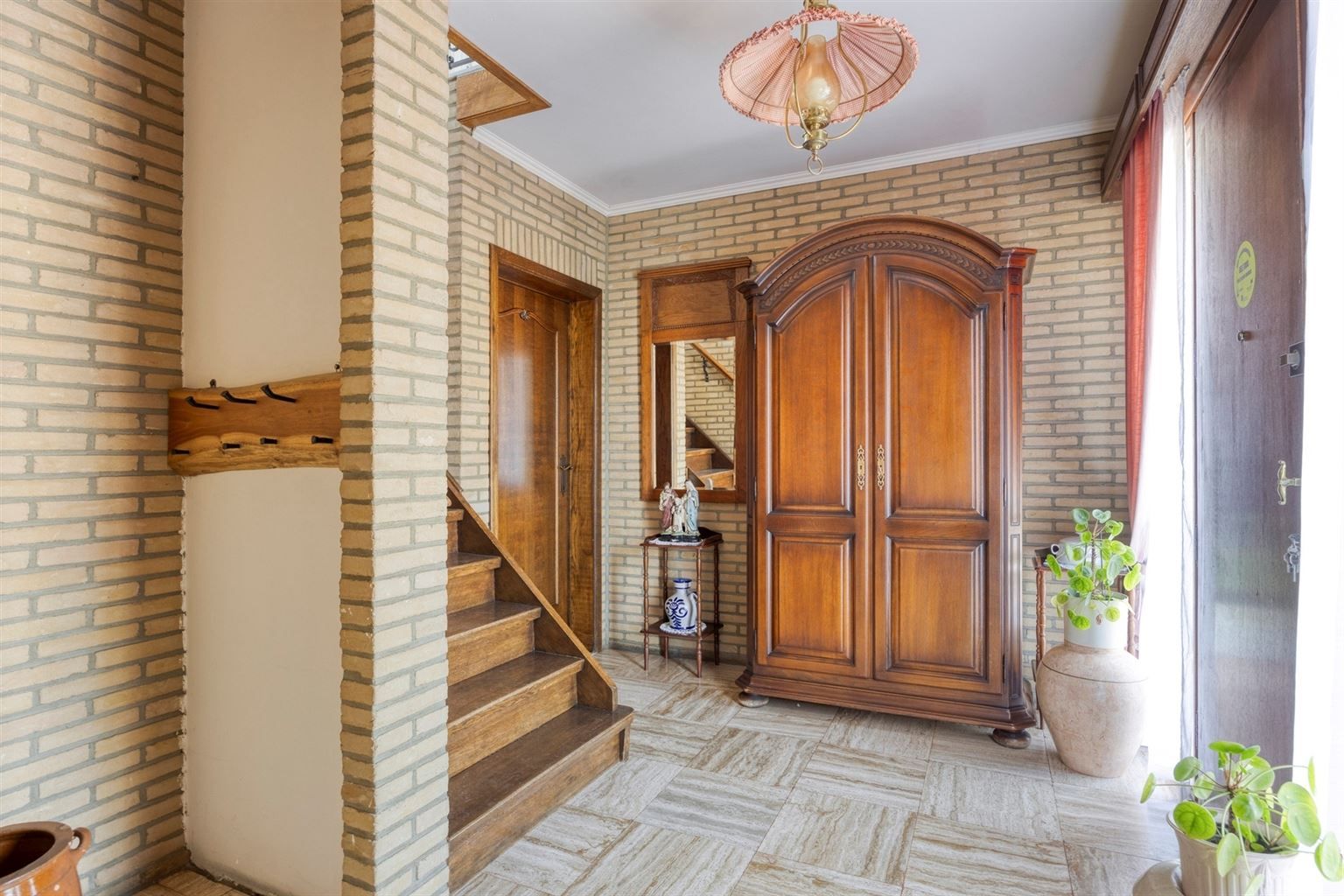 Vrijstaande woning met 4 slaapkamers, ruime tuin en garage op een riant perceel van 9a99ca, rustig gelegen nabij het centrum van Maaseik.  foto 2