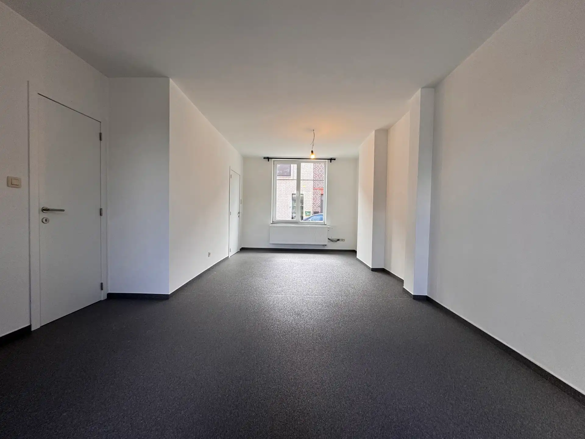 Gerenoveerde woning met drie slaapkamers en tuin foto 2