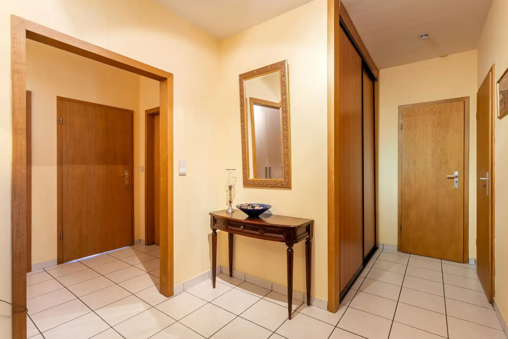 Instapklaar appartement met 2 slaapkamers, 2 balkons en autostaanplaats foto 9