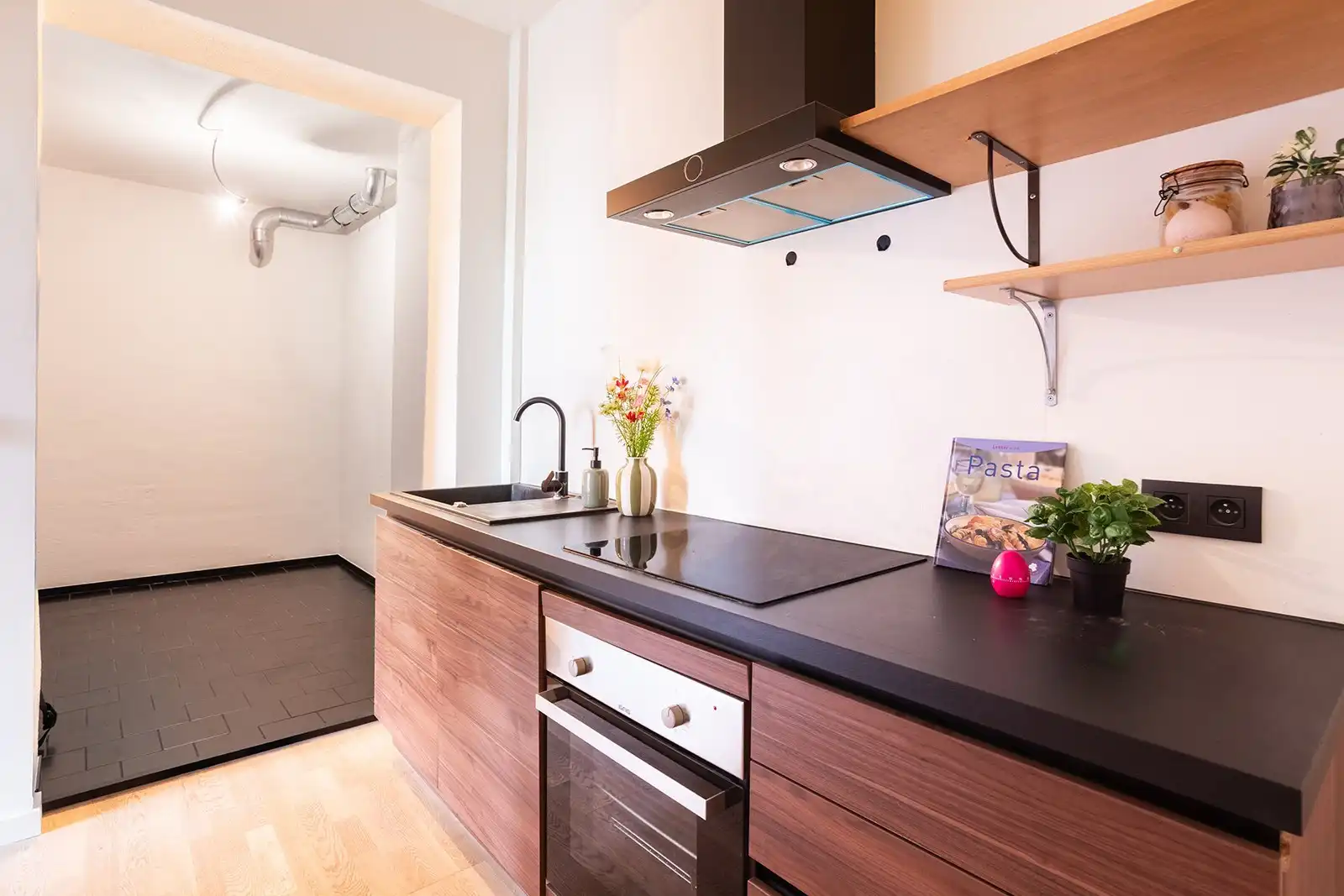 Lichtrijk hoek appartement met karakter!  foto 19