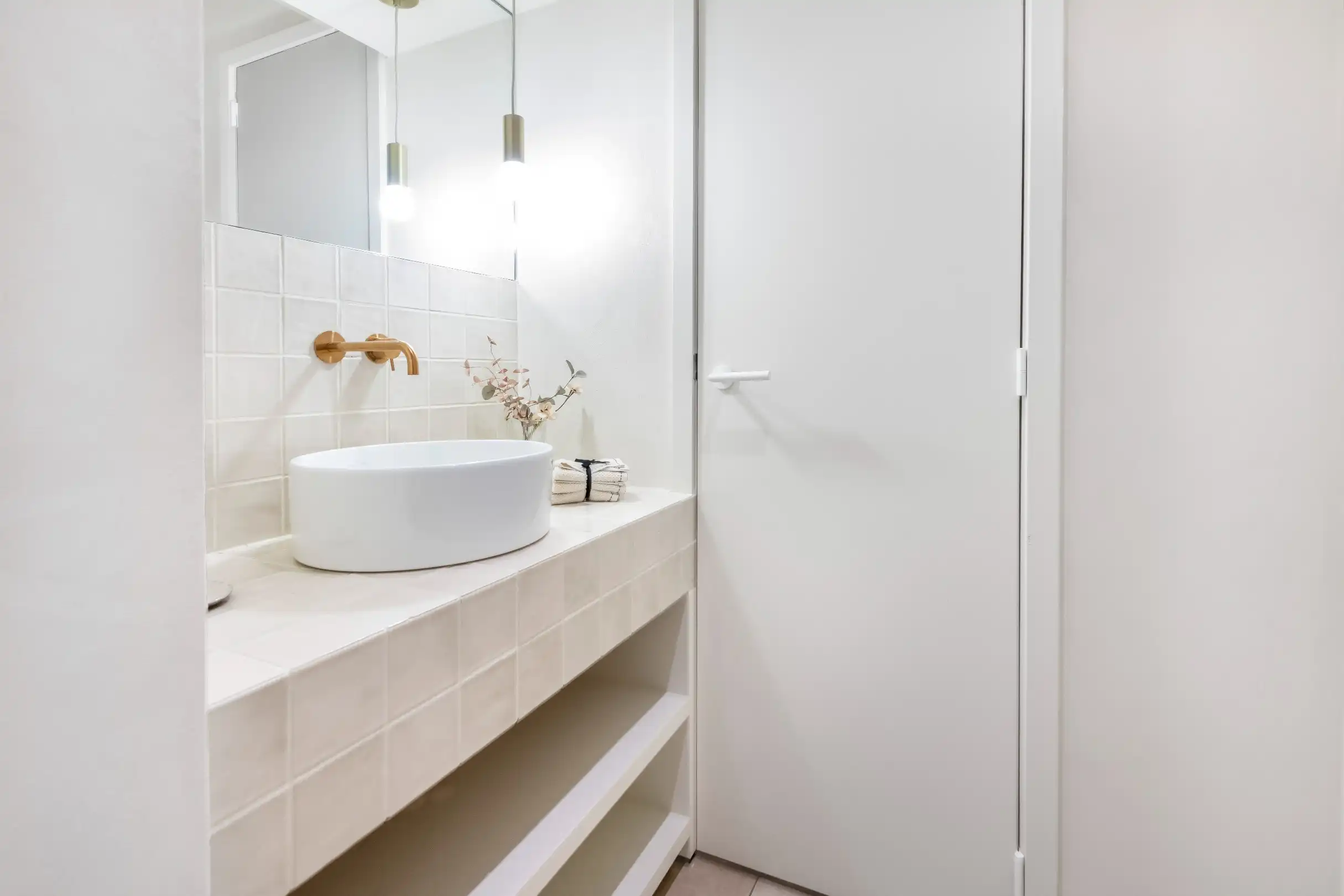 Prachtig gerenoveerd appartement rustig gelegen op de Zoutelaan vlakbij de winkels van de Dumortierlaan en de Lippenslaan. foto 11