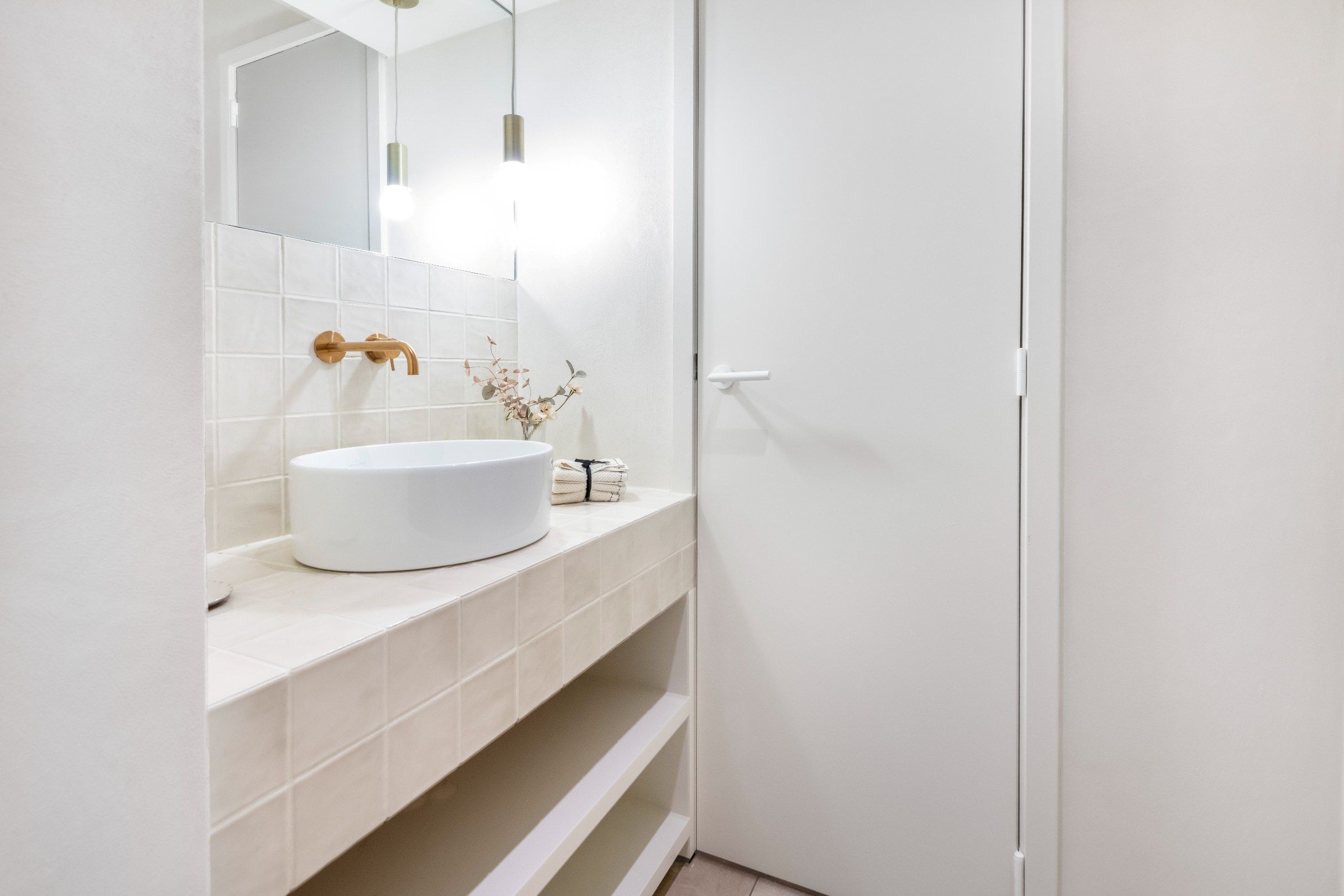 Prachtig gerenoveerd appartement rustig gelegen op de Zoutelaan vlakbij de winkels van de Dumortierlaan en de Lippenslaan. foto 11