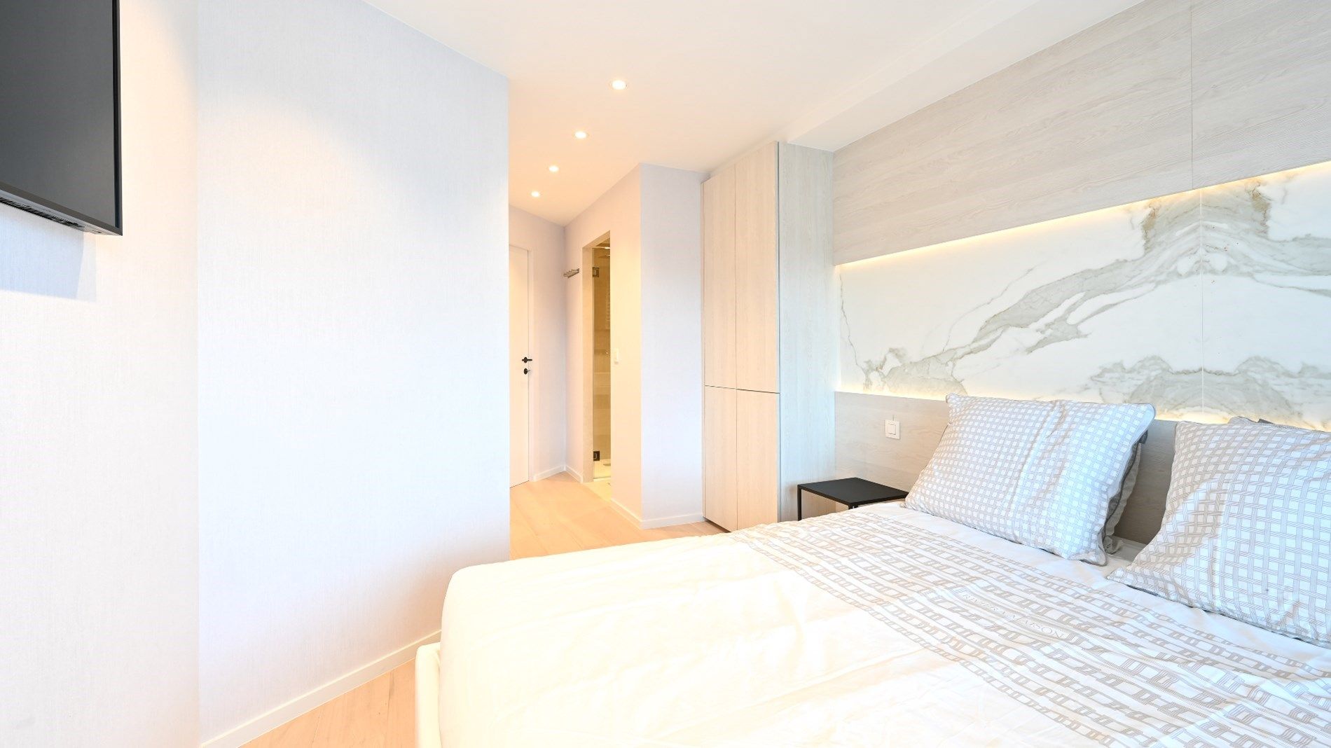 Luxueus afgewerkt appartement, zeer centraal gelegen aan de zonnekant van de Lippenslaan. foto 18