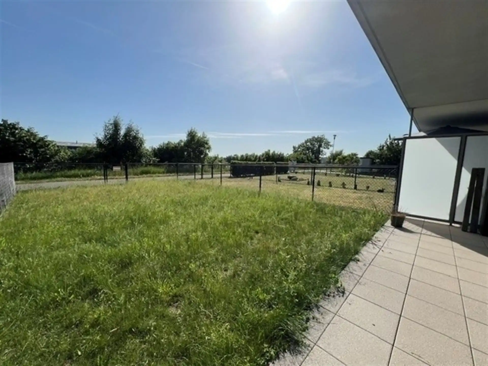 Instapklaar gelijkvloers appartement met zonnige tuin en uniek zicht op het water! foto 8