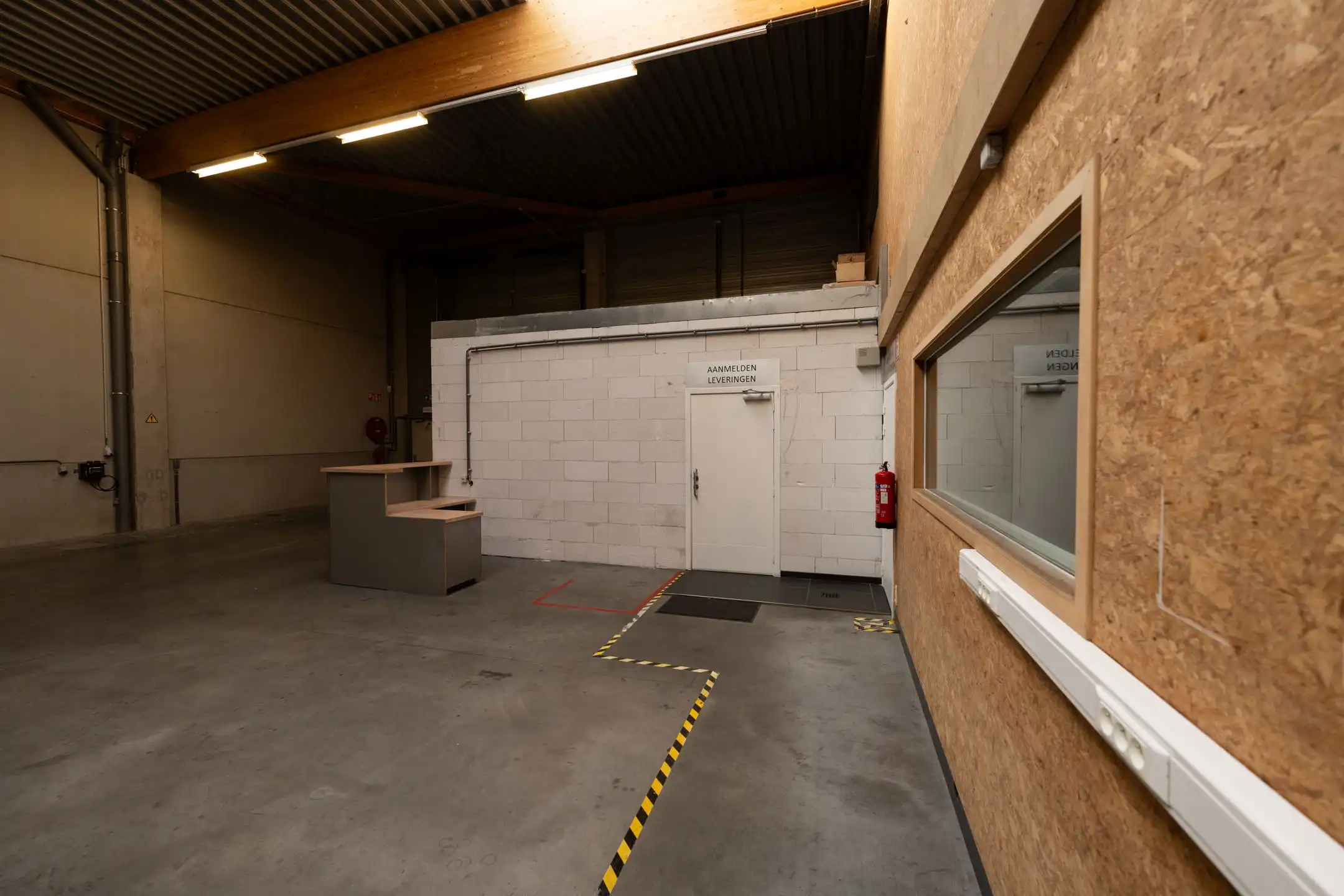 Te huur: bedrijfsunit met 360 m² magazijn en 144 m² kantoor foto 9
