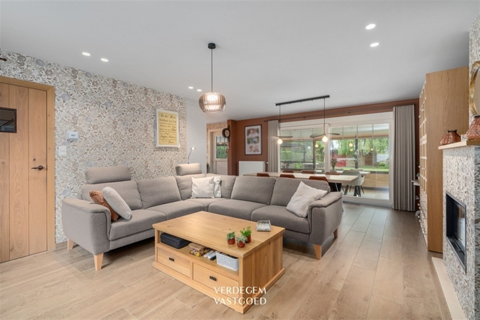 Prachtig en instapklaar wonen in landelijke stijl met garages, atelier en geniettuin foto 2