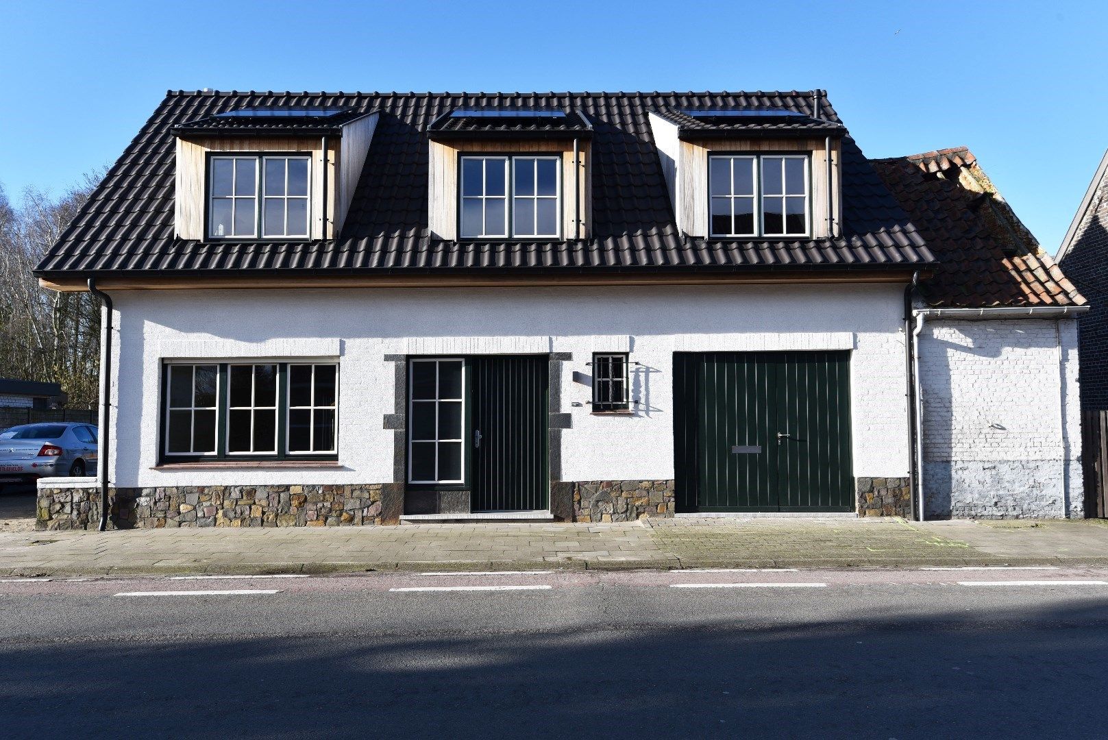 Energiezuinige renovatiewoning met 5 slpks en tuin te Oosteeklo foto {{pictureIndex}}