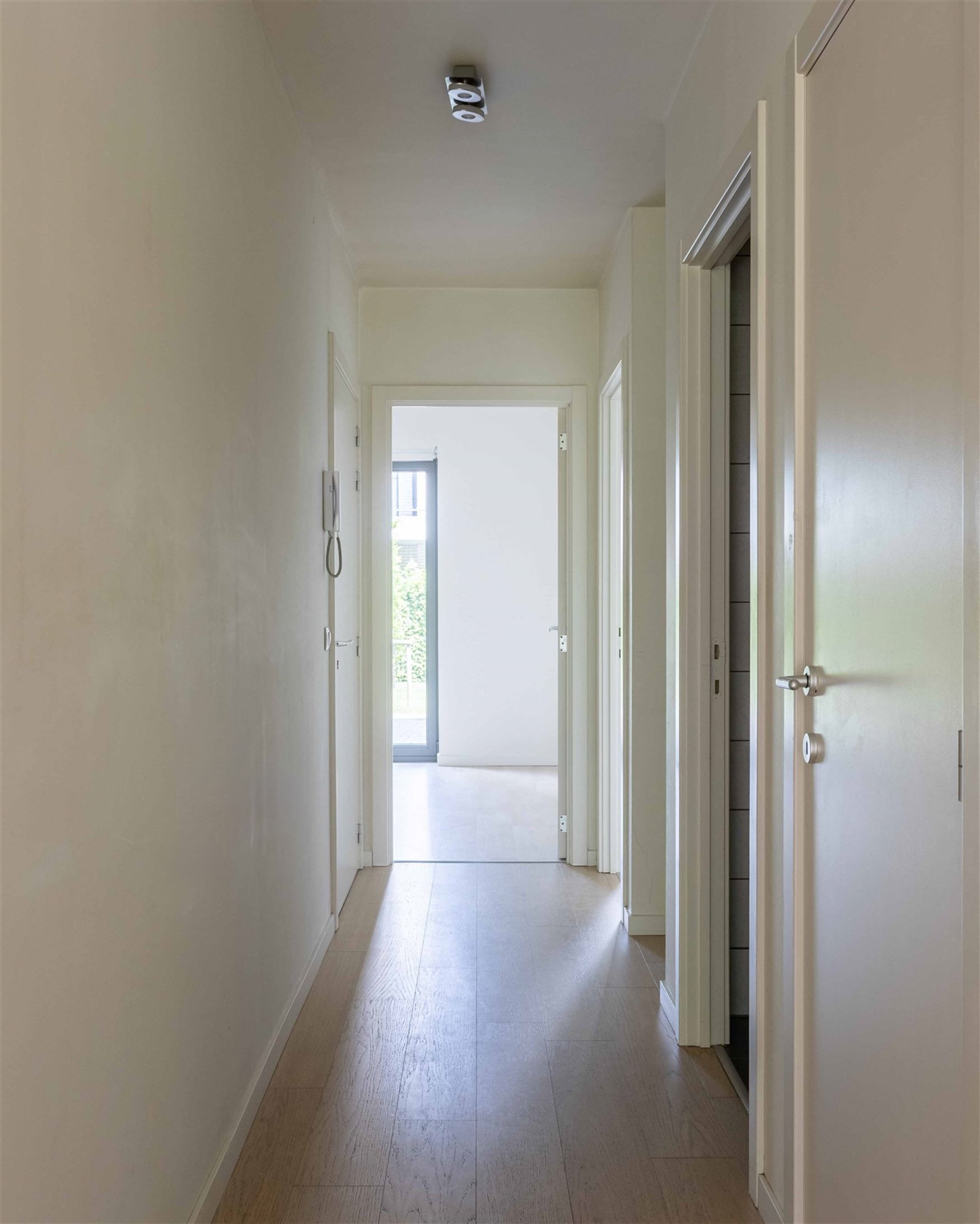 Instapklaar appartement met terras, tuin & autoplaats foto 11