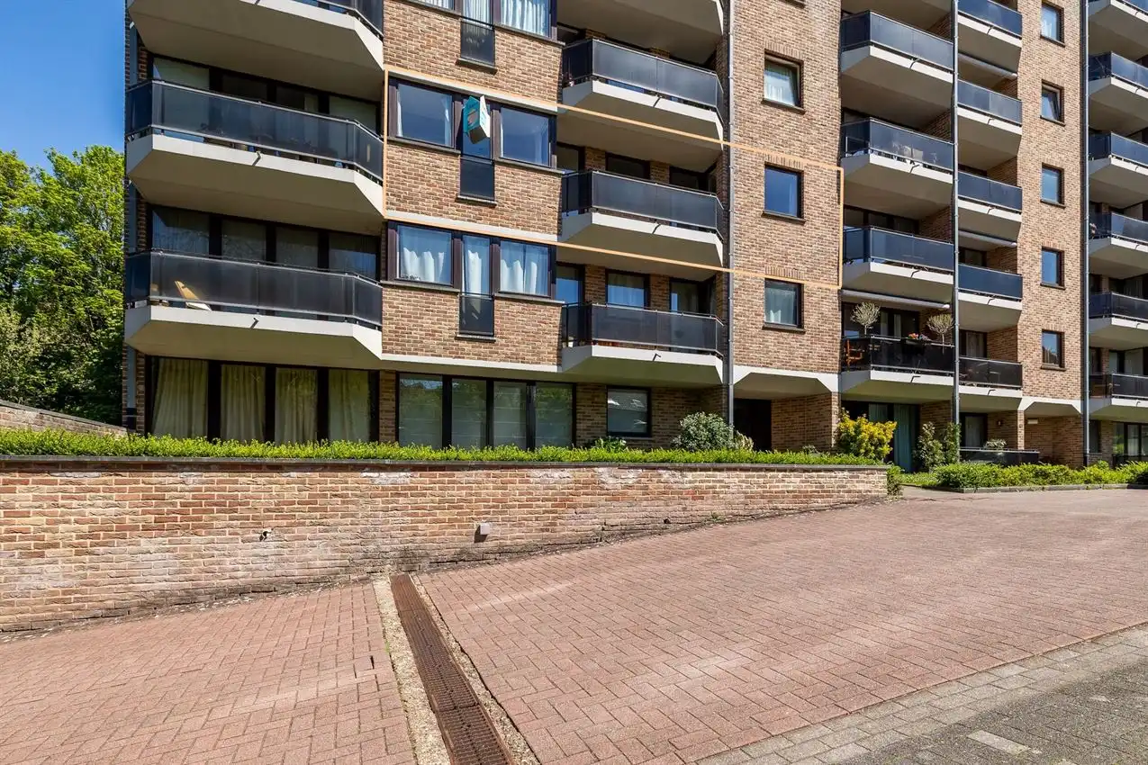 Vernieuwd app, twee slaapkamers, terras en garage foto 2