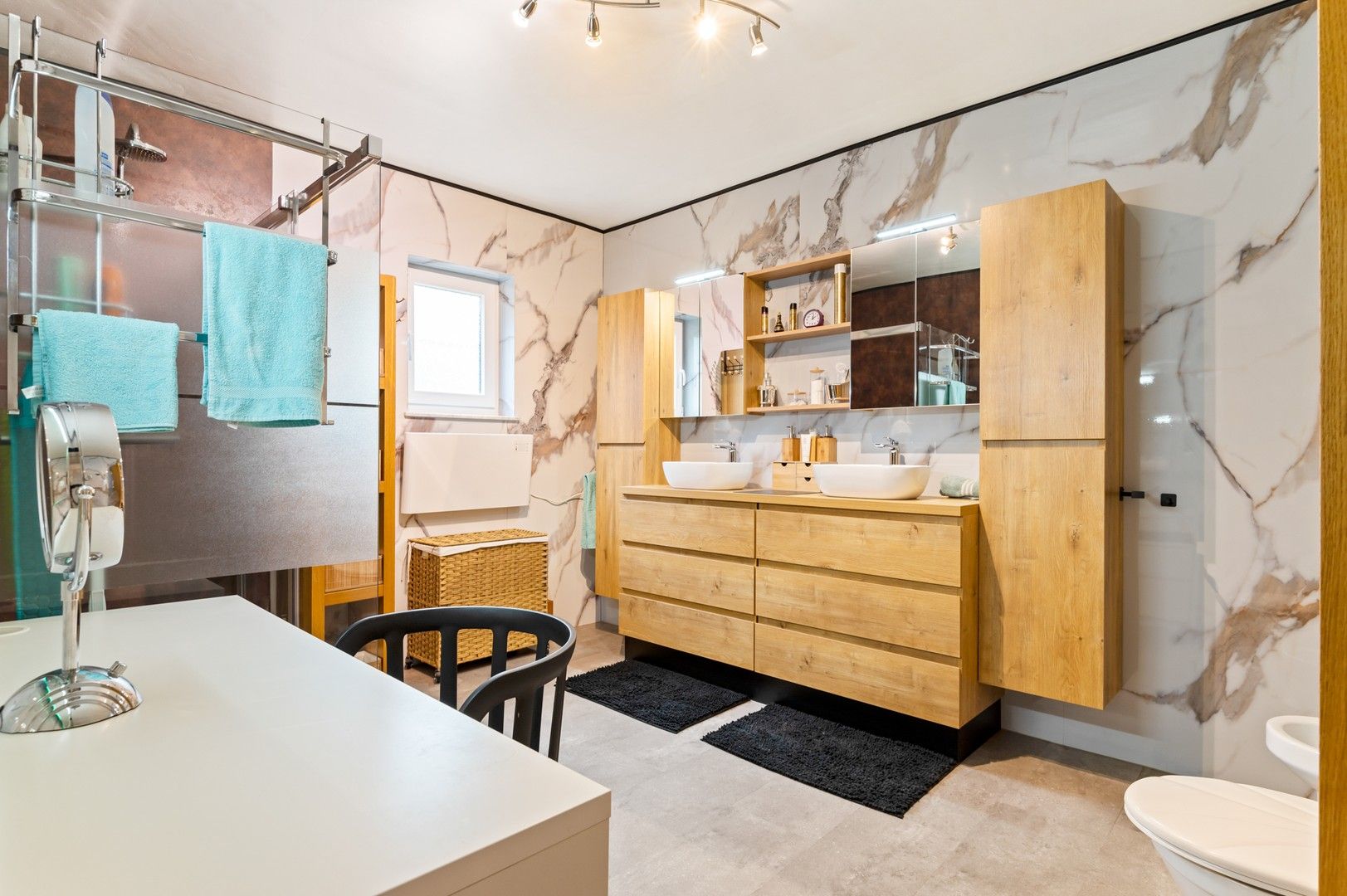 Knappe laagbouwwoning en groot bijgebouw met tuin en zwembad foto 14
