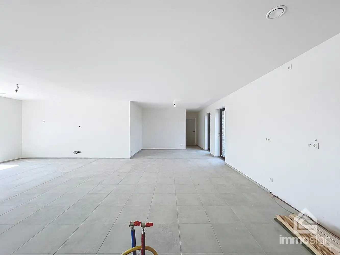 Instapklaar nieuwbouw appartement met 2 slaapkamers, terras, autostaanplaats, carport en berging te Kinrooi foto 8