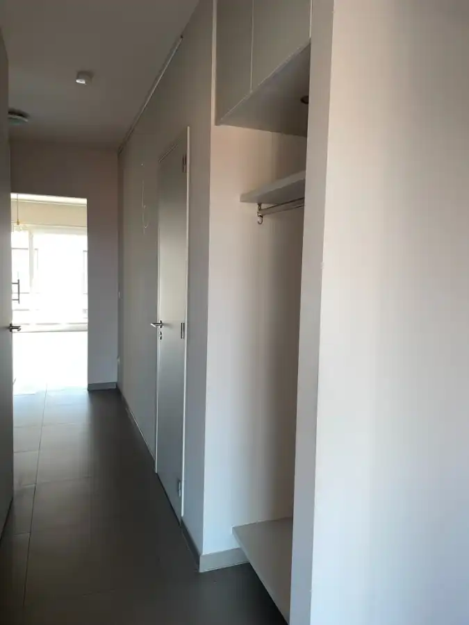 Instapklaar twee slaapkamer APP + terras, bergruimte & garage foto 7