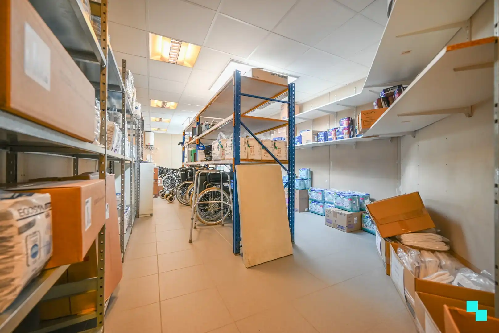 Deels ingerichte handelsruimte op toplocatie te Sint-Andries foto 16