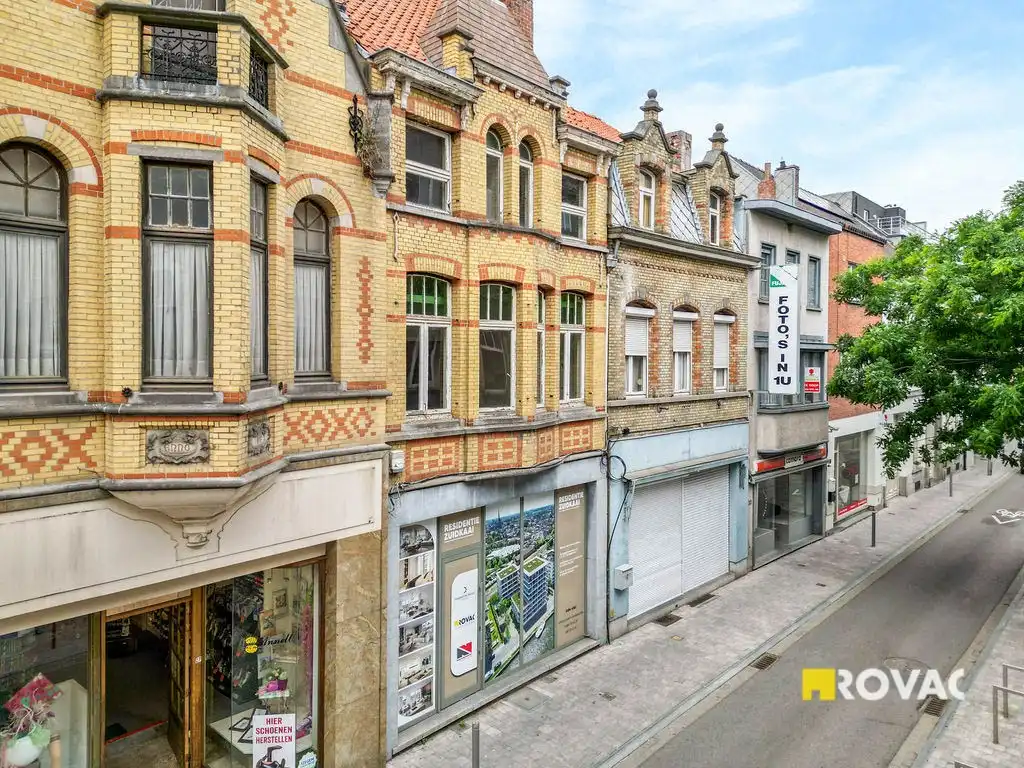 Te renoveren handelspand met woonst in hartje Izegem foto {{pictureIndex}}