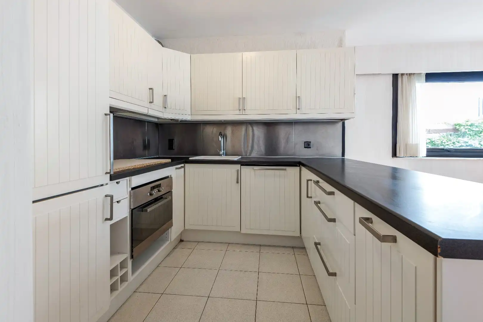 Mooi ongemeubeld hoekappartement met veel licht en mooie terrassen vlakbij het Albertplein in het Zoute.  foto 8