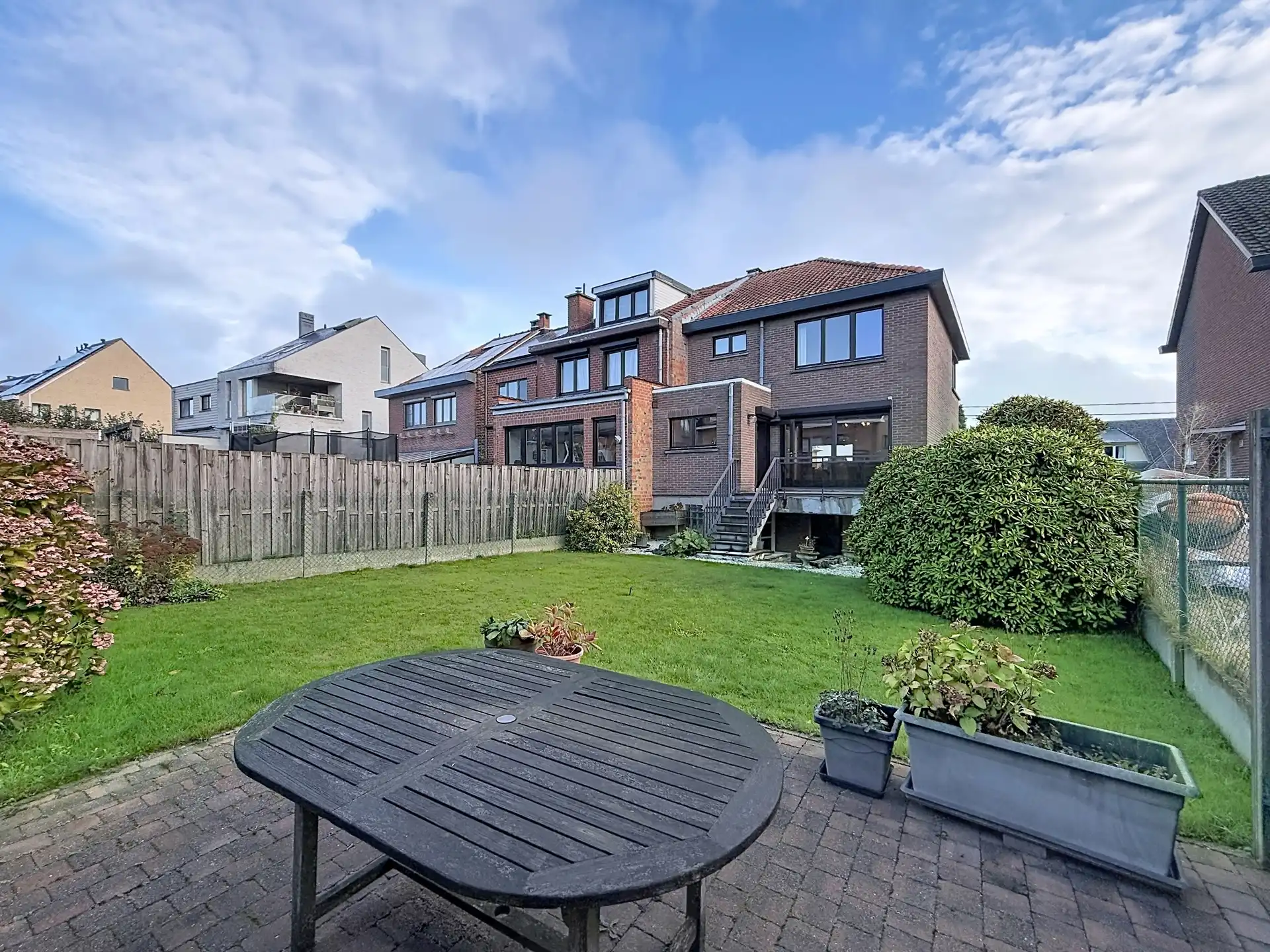 Ruime bel-etagewoning met 3 slaapkamers, dubbele garage en zonnige tuin in Dilbeek! foto 2