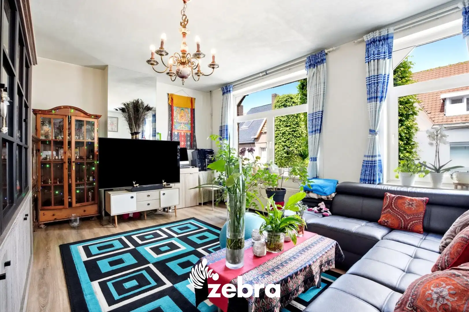 Gesloten bebouwing met 4 slaapkamers, ruime garage en handelsruimte in Sint-Kruis foto 2