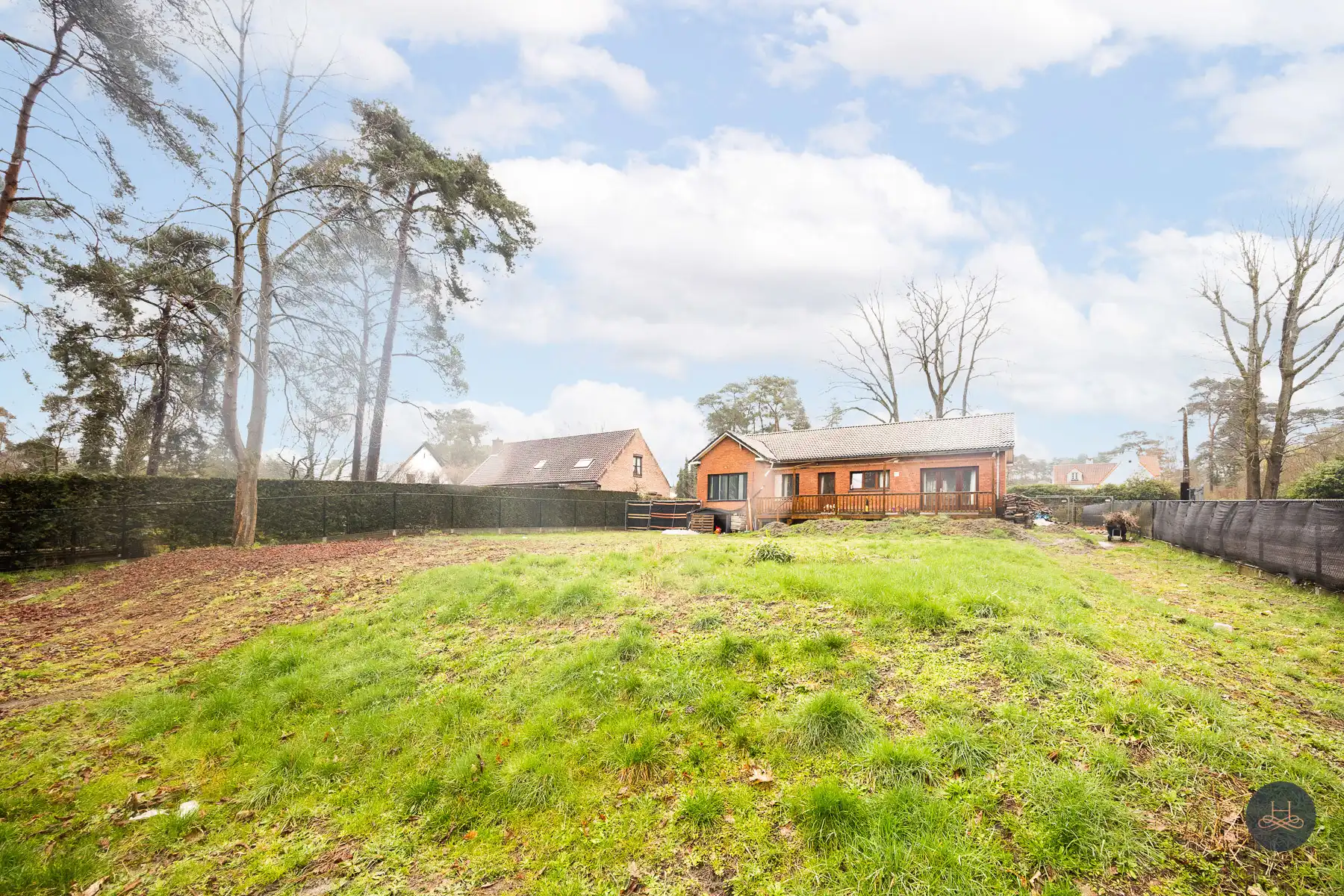 Gezinswoning met renovatiepotentieel op knap perceel foto 3