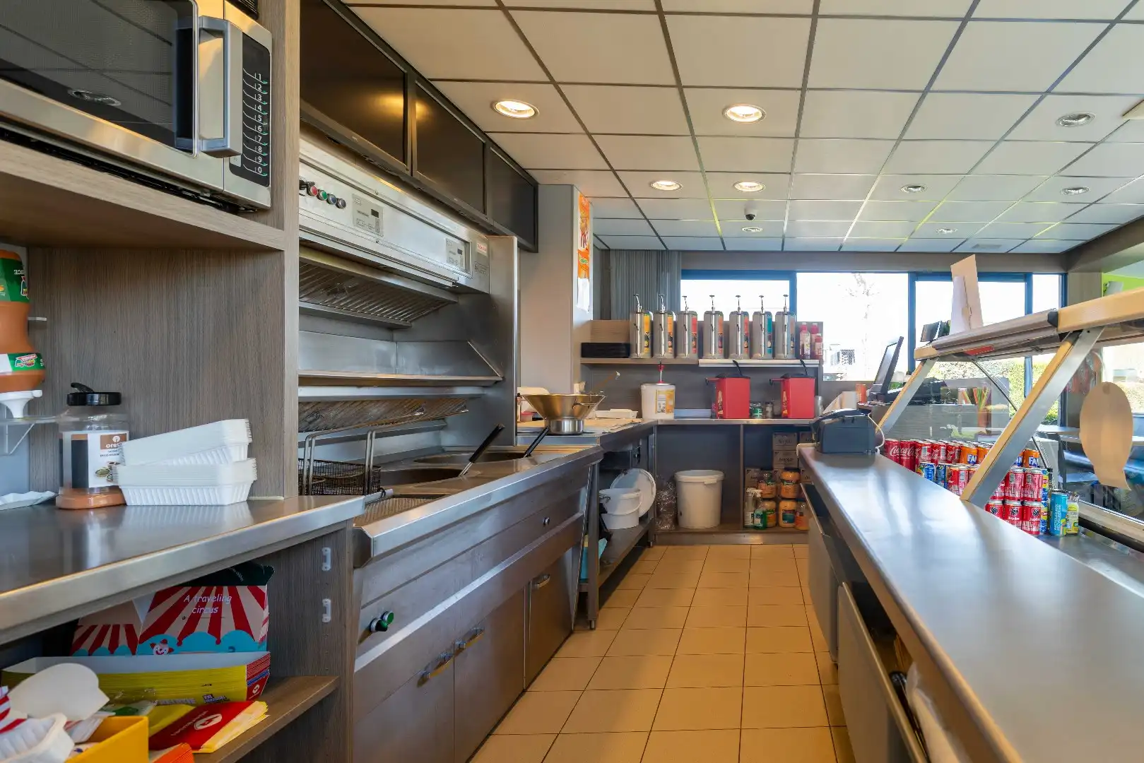 Puur frituur, uiterst goed gelegen met woonst en parking te Sint-Jozef! foto 12