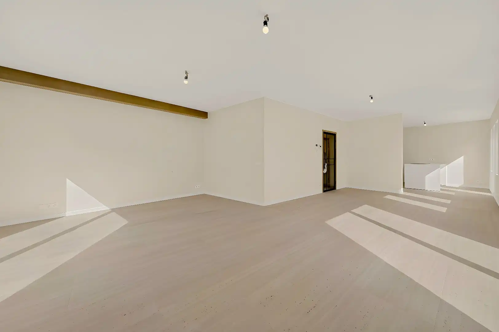 Prachtig gerenoveerd appartement met 2 slaapkamers en terrassen! foto 2