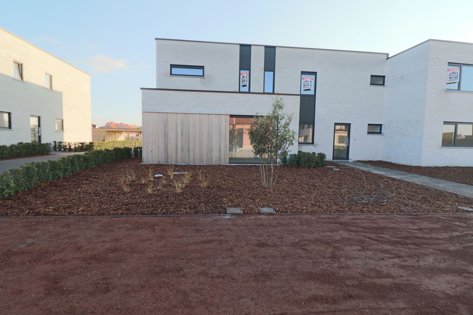 Halfopen woning met 3 slaapkamers en carport/fietsenberging op perceel van ca 370 m² foto {{pictureIndex}}