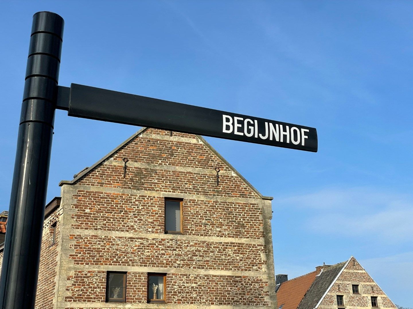 Authentiek begijnhofhuis gelegen aan het mooiste pleintje Begijnhof Tongeren, Onder de Linde foto 2