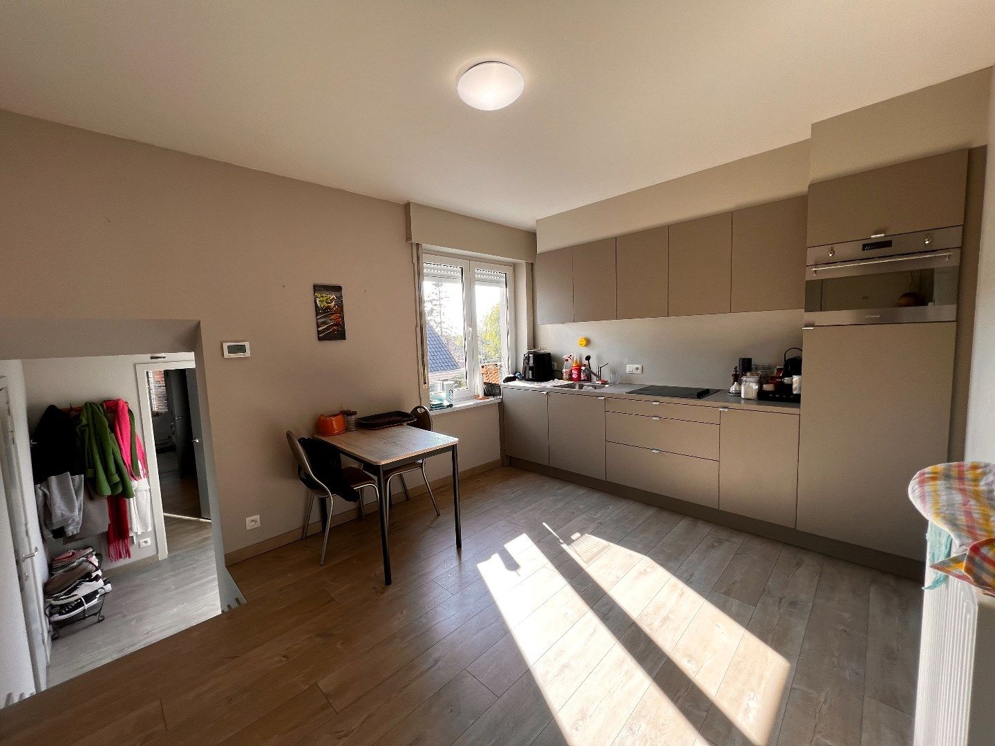 GERENOVEERD APPARTEMENT MET GEZELLIG TERRAS EN AUTOSTANDPLAATS foto 3