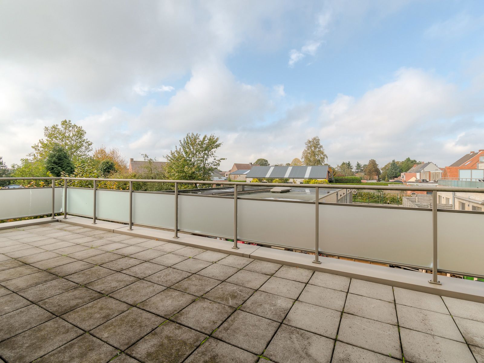 Een appartement op de 1ste verdieping met 2 slaapkamers, terras en autostaanplaats in Merksplas. foto 13