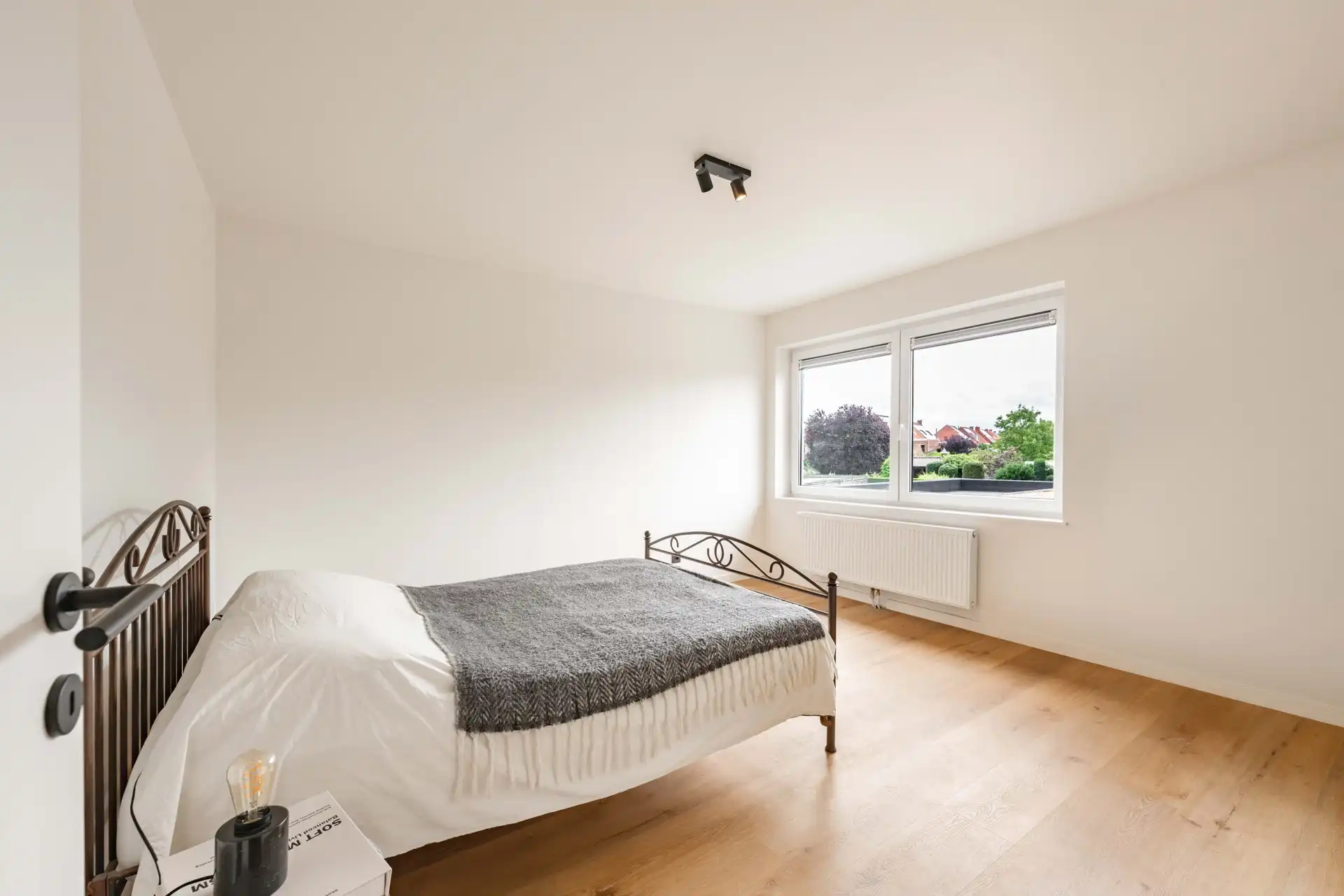 Prachtige tot in de puntjes gerenoveerde halfopen bebouwing met 3 slaapkamers, aparte garage en zuidgerichte tuin te koop in het hartje van Sint-Baafs-Vijve foto 17