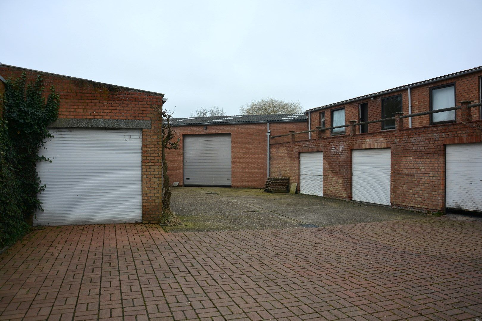 Ruime op te frissen woning met garages en opslagruimte op een uitstekende locatie in centrum Oudenburg foto 6