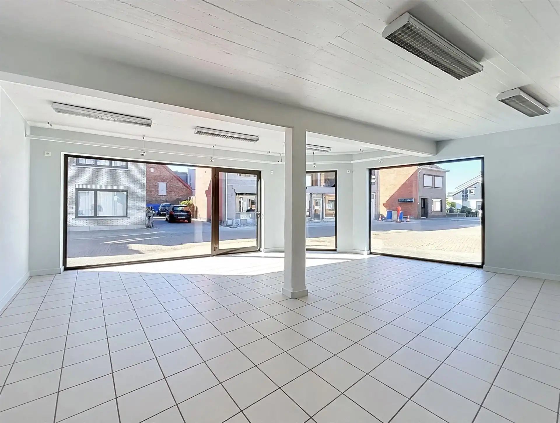 Gezinswoning met handelsruimte en  dubbele garage op toplocatie foto 20