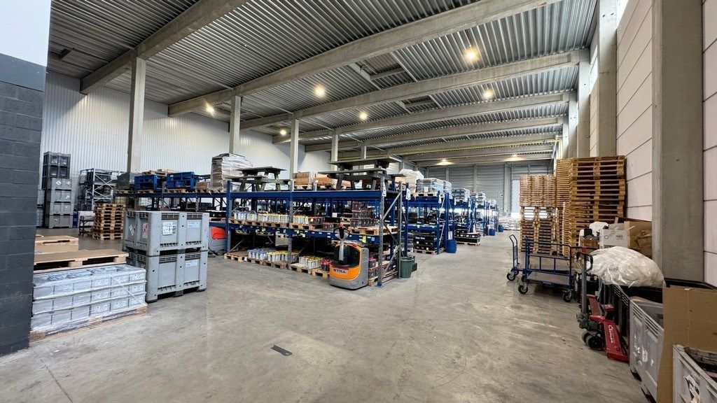 Magazijn met laadkades en kantoor te huur in Malle foto 10