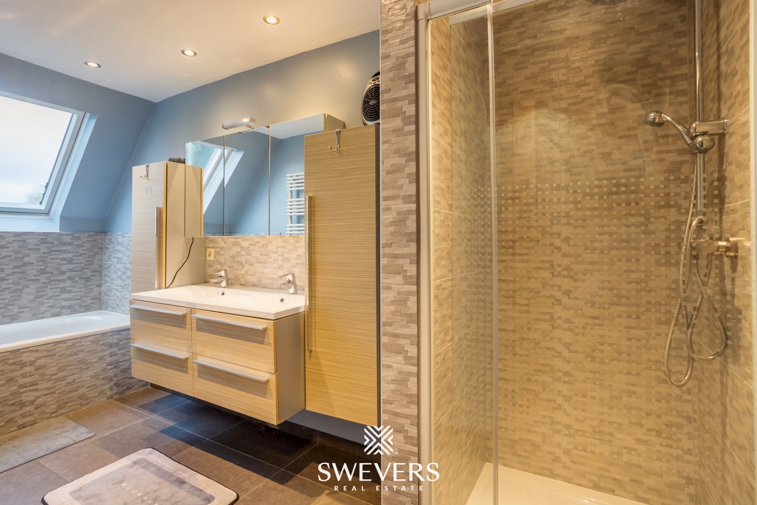 Ruime, instapklare woning met drie slaapkamers en prachtige tuin foto 18