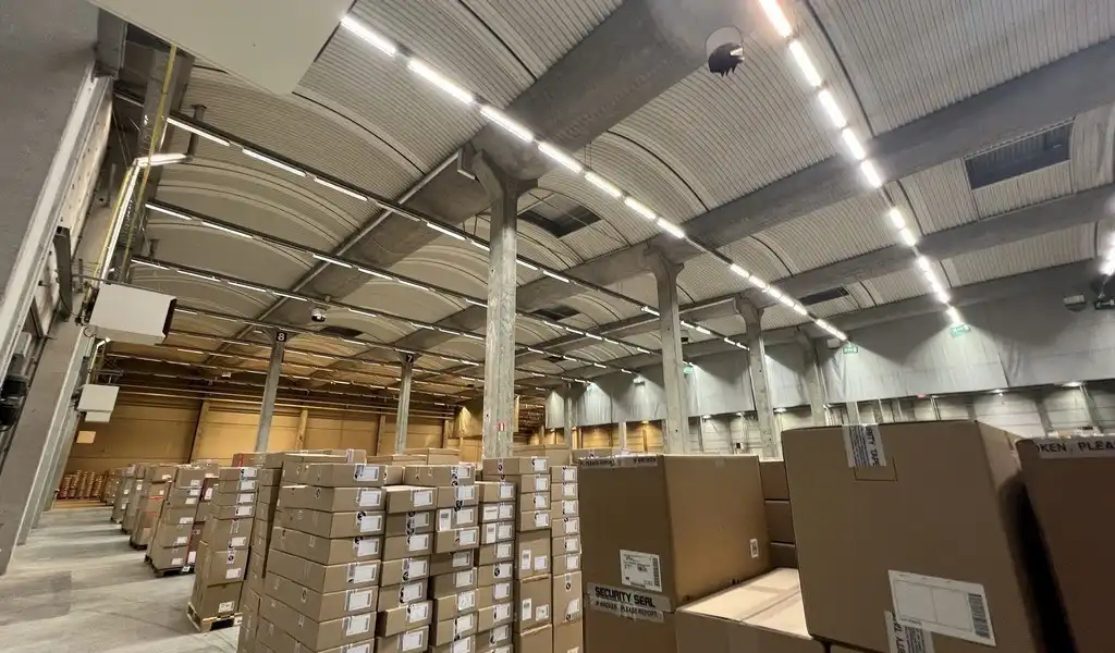 Logistieke loodsen met laadkades vlakbij R42 in Sint-Niklaas foto 6