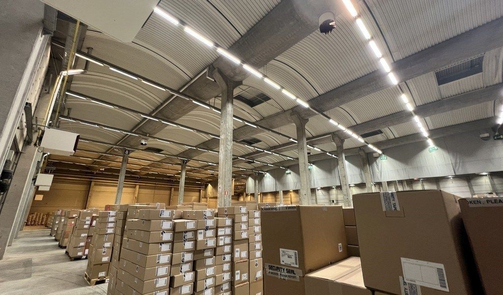 Logistieke loodsen met laadkades vlakbij R42 in Sint-Niklaas foto 6