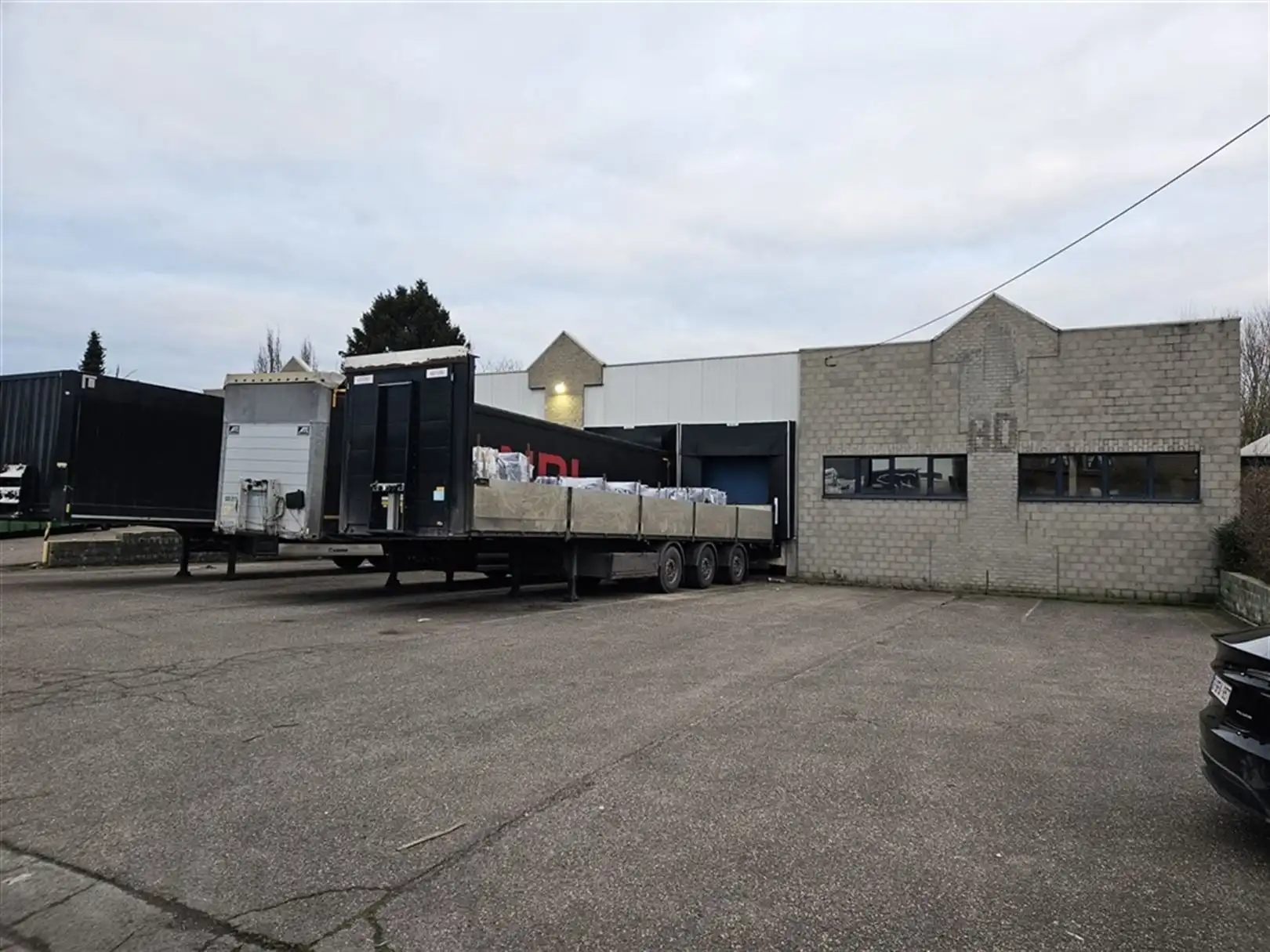 Magazijn met laad- en loskades en kantoren foto 2