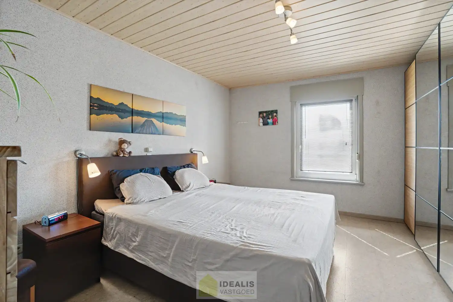 IDEALIS VASTGOED – ROYALE, INSTAPKLARE EN ZEER GOED ONDERHOUDEN GEZINSWONING OP EEN RUSTIG PERCEEL VAN 8A 44CA MET 4 KNAPPE SLAAPKAMERS, RUIME GOED UITGERUSTE BADKAMER, RECENT GERENOVEERDE KEUKEN, HEERLIJKE VERANDA EN VRIJSTAANDE CARPORT - De woning omvat maar liefst +- 225m² bewoonbare oppervlakte met een ruime lichtrijke woonkamer, uitgeruste recent gerenoveerde keuken, 4 slaapkamers, ruime badkamer voorzien van ligbad en inloopdouche, hobbykamer/werkplaats en vrijstaande carport met achterliggende fietsenberging. foto 10