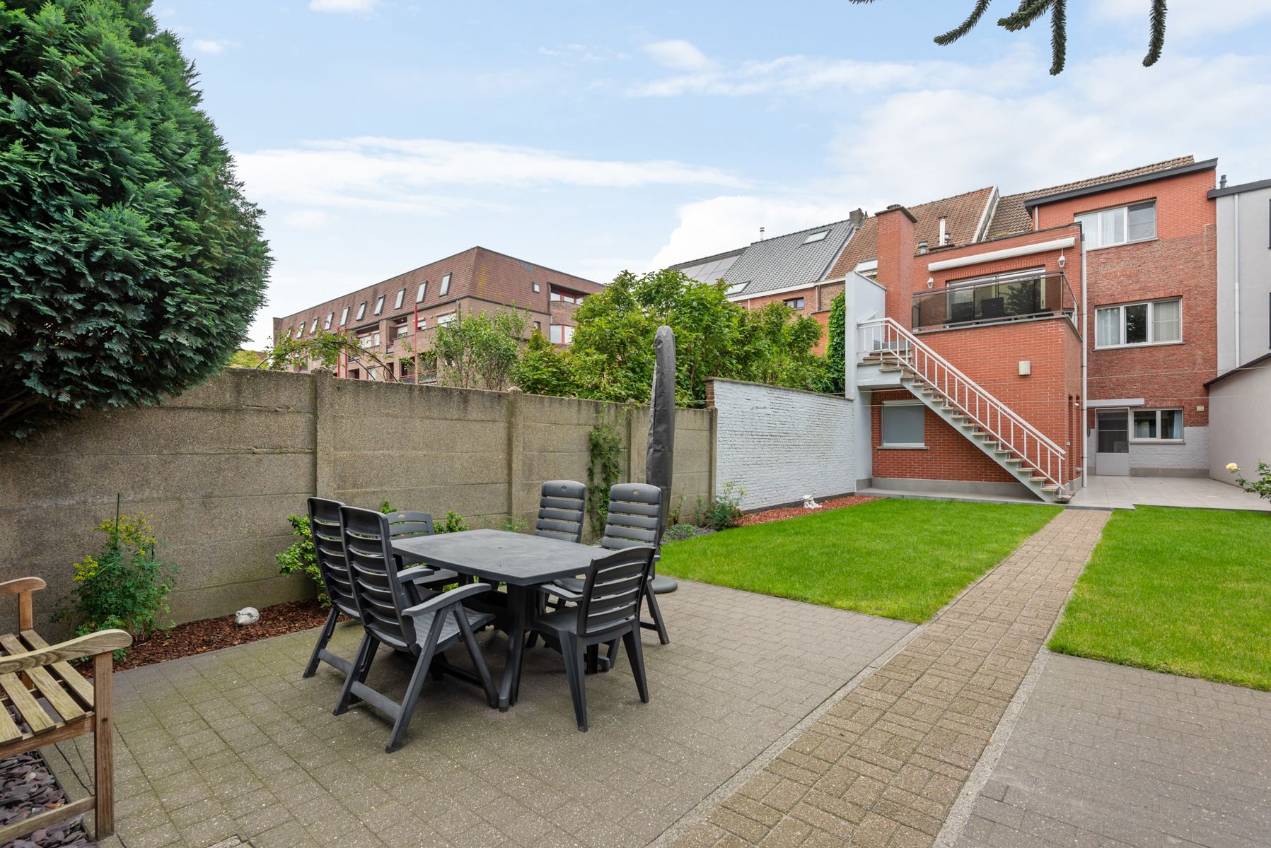 Goed onderhouden polyvalente woonst met tuin en 2 garages foto 6