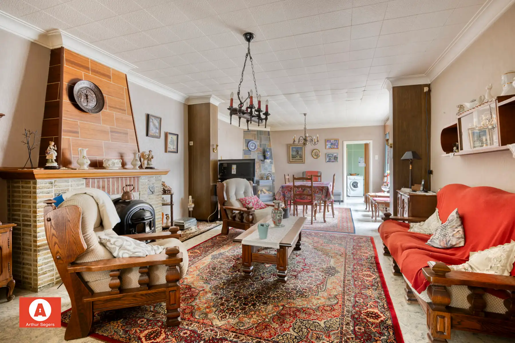 Ruime te renoveren woning met 4 slaapkamers foto 5