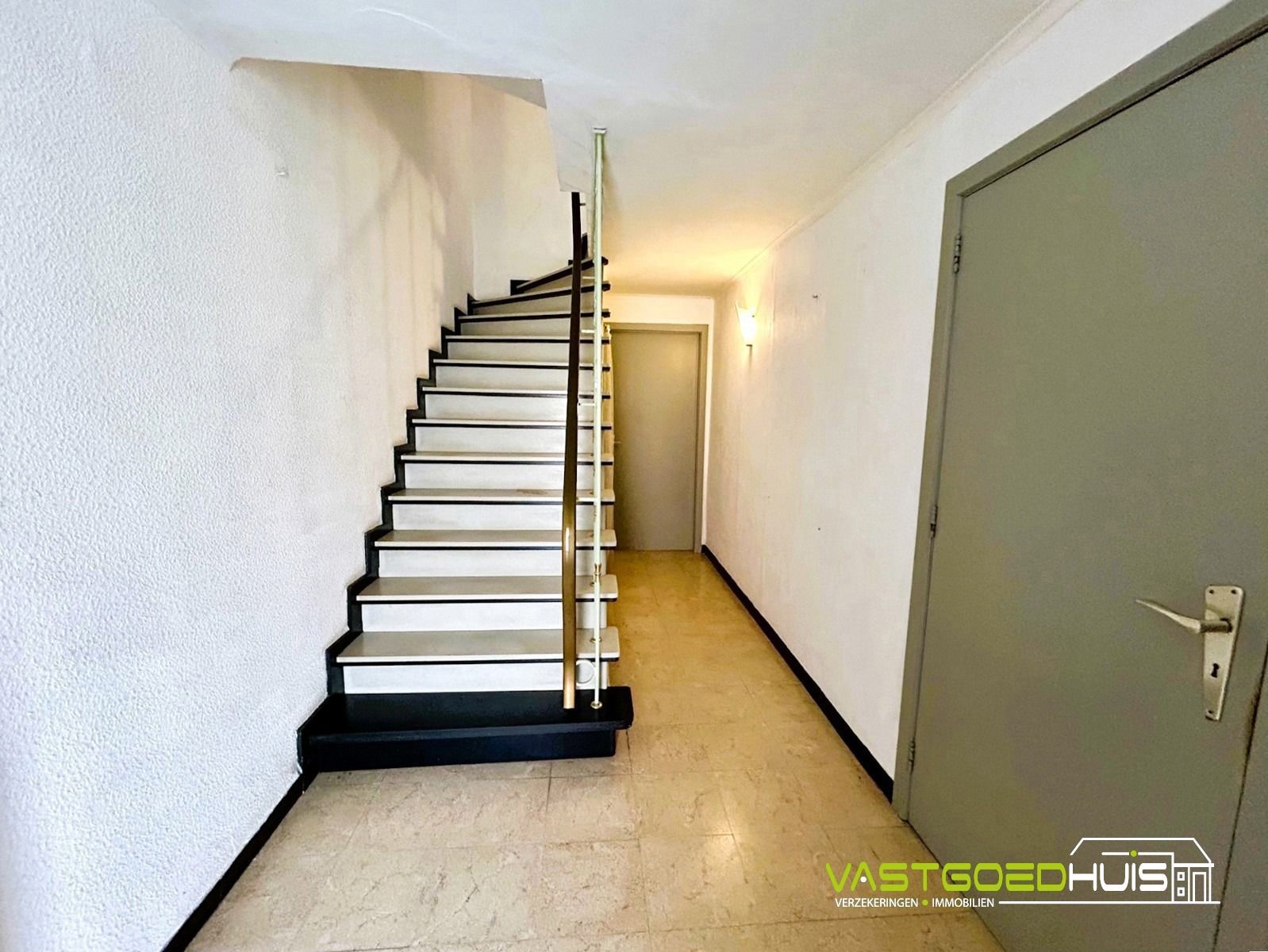 Karaktervolle bel-etagewoning met tuin en garage foto 2