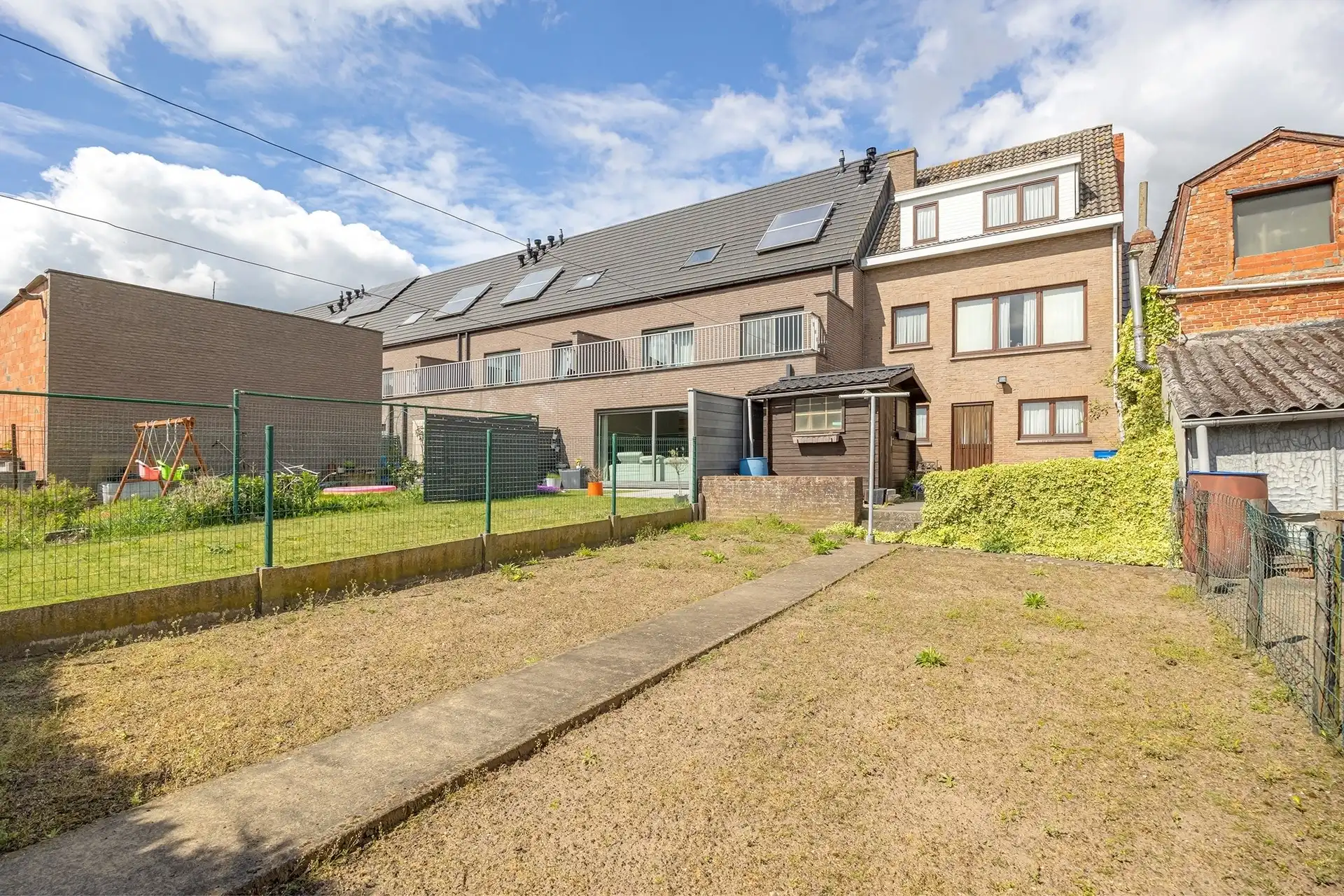 Op te frissen bel-étage woning met 3 slaapkamers en grote garage & tuin foto 3