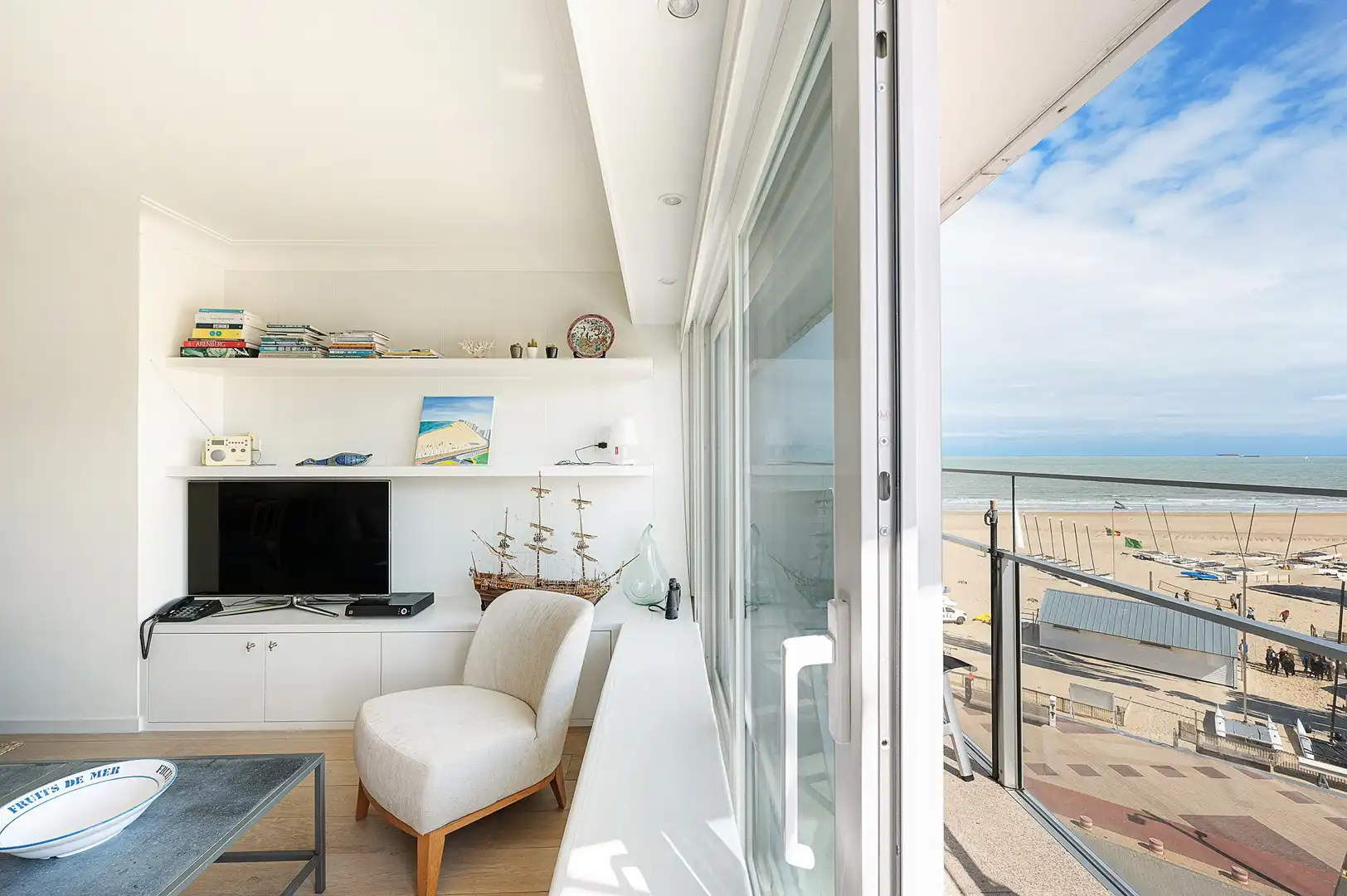 Appartement met frontaal zicht op zee, gelegen aan het Albertstrand. foto 2