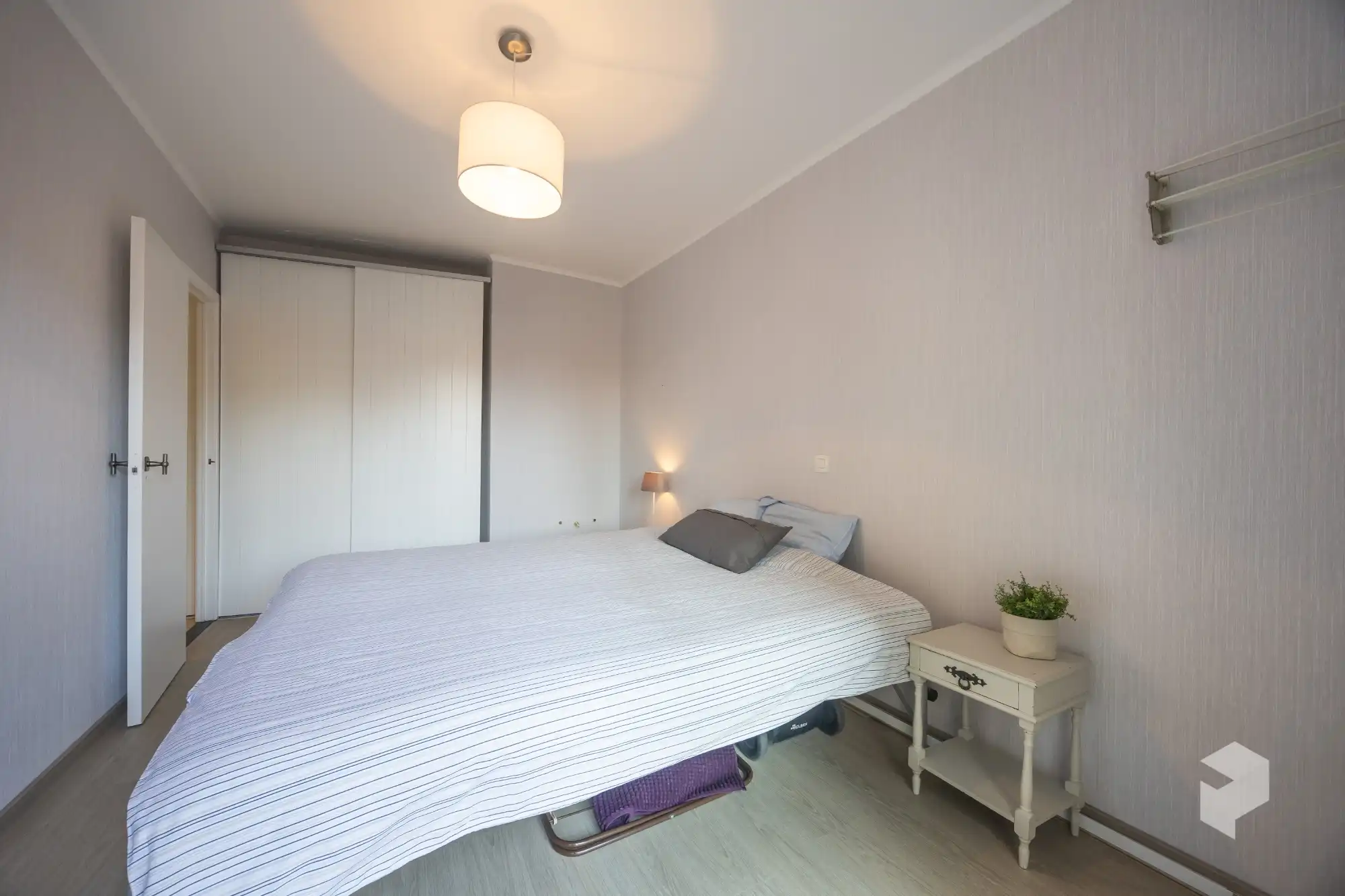 Goed gelegen ruim vernieuwd 2 slaapkamer appartement met terras en grote berging. foto 24