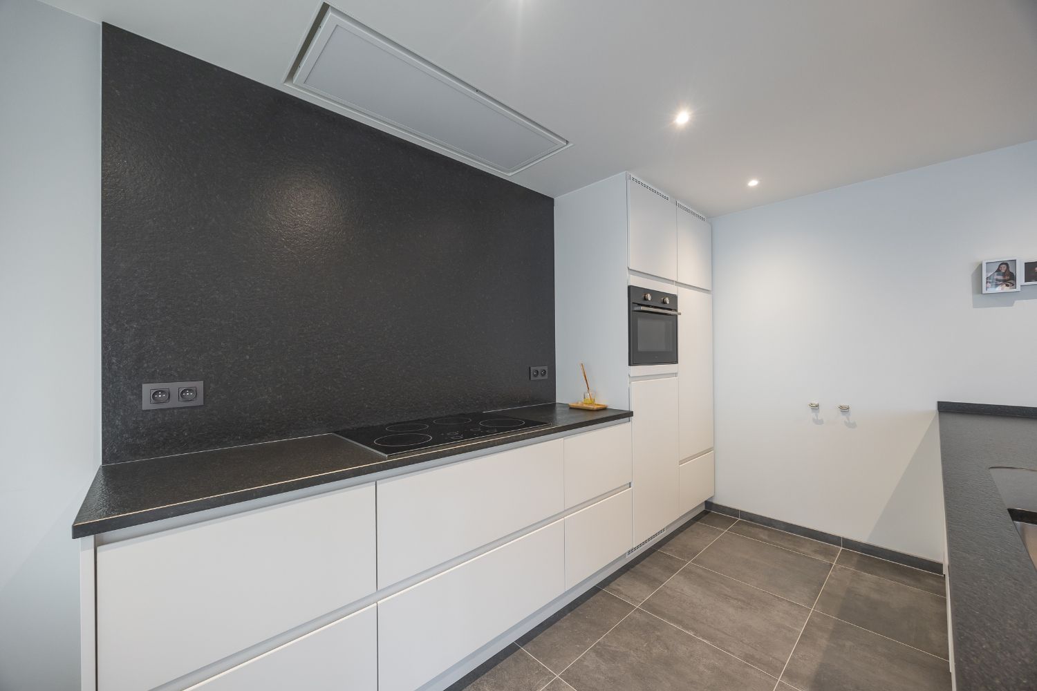 Gerenoveerd 2-slaapkamer appartement met inpandige garage in hartje Oostende foto 10