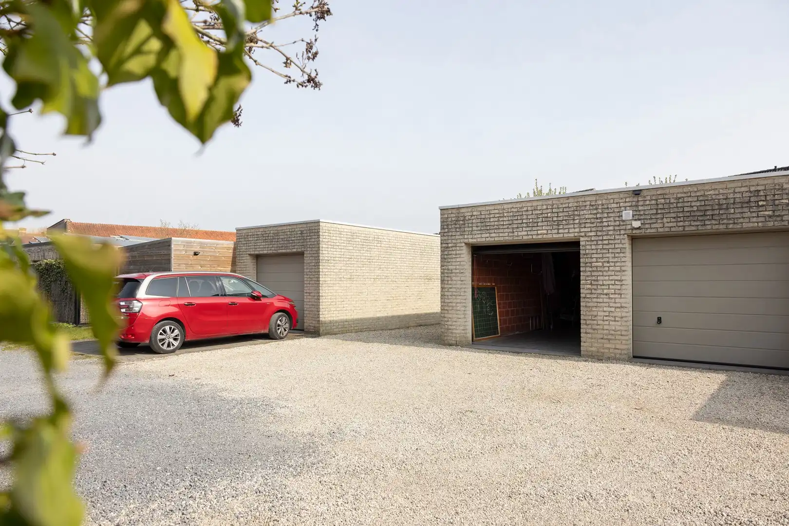 Gezellige stadswoning met zongerichte tuin, garage & parking. foto 17