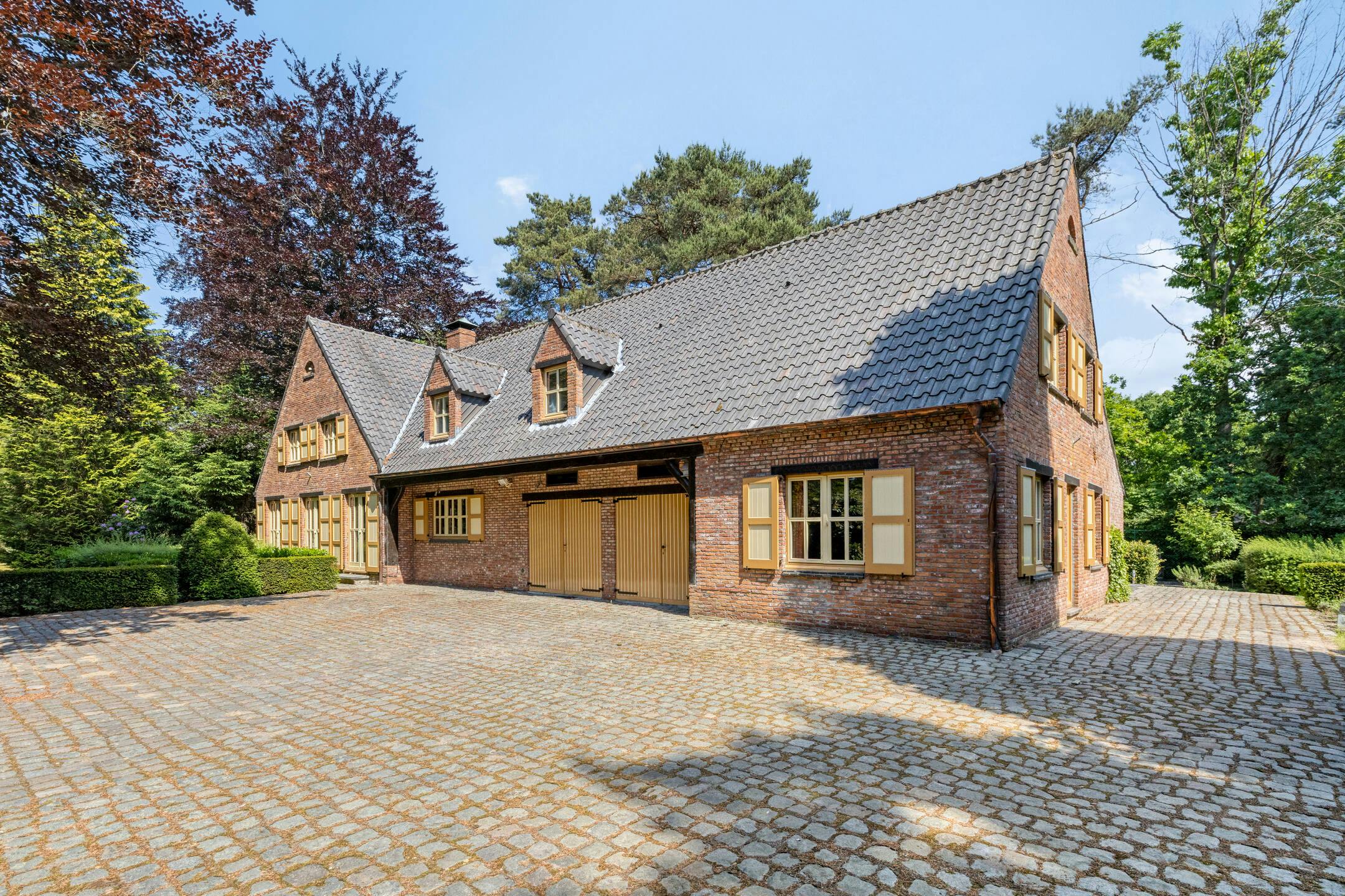 Karaktervolle villa met bijgebouw te koop in Schilde foto 2