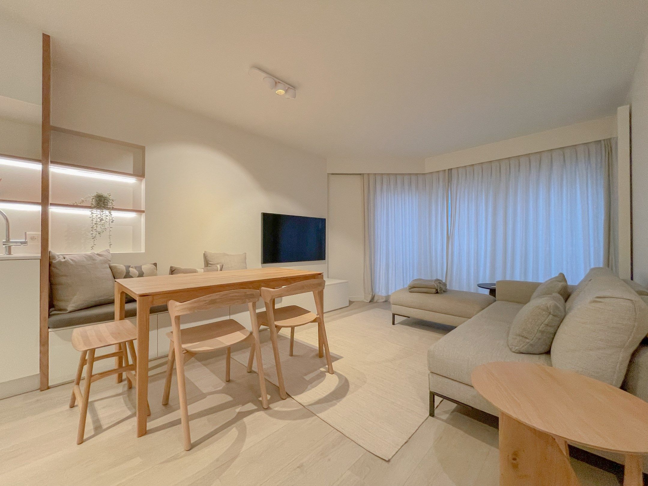 Recent tijdloos gerenoveerd appartement met zijdelings zeezicht. foto 3