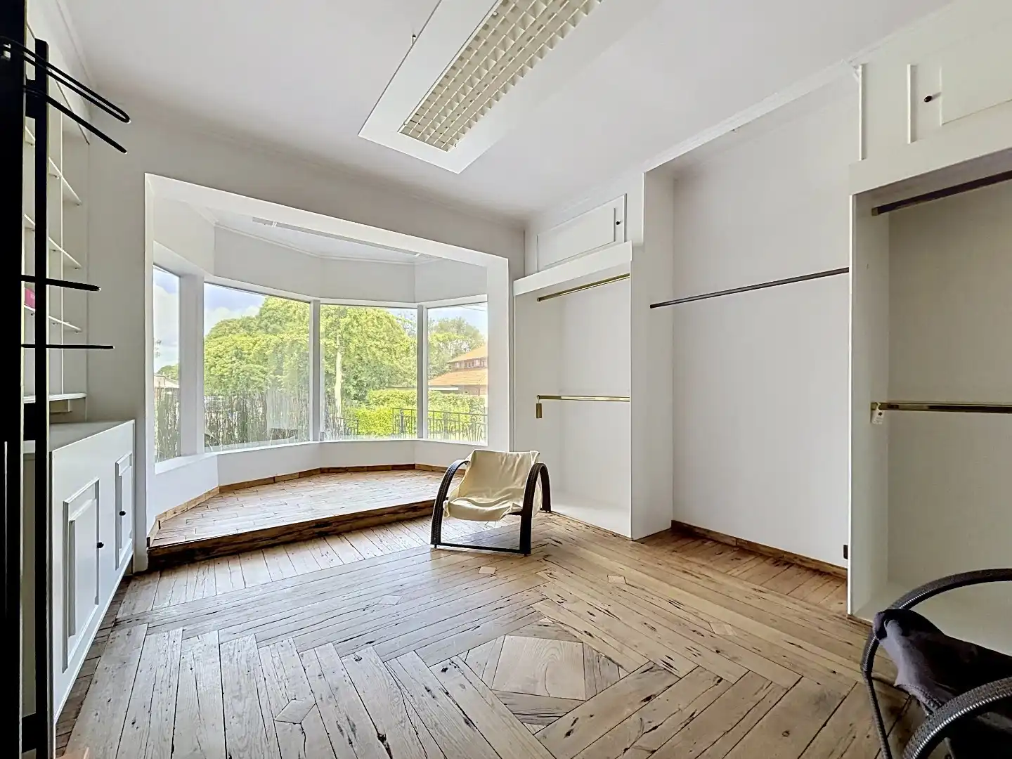 Exclusieve eigendom met handelsruimte, opbrengstappartementen en bouwgrond op toplocatie in Landen foto 8